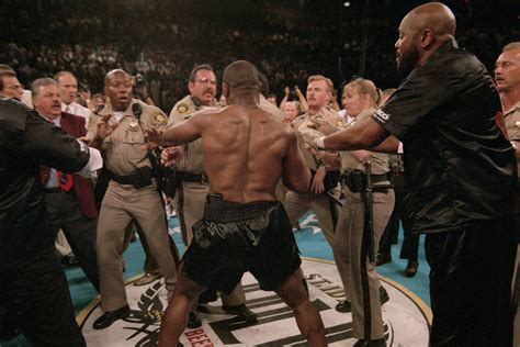 Las Vegas Police confront Mike Tyson after he had Bitten Evander ...