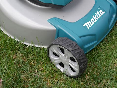 Makita Cordless Lawn Mower - Tools In Action - Power Tool Reviews