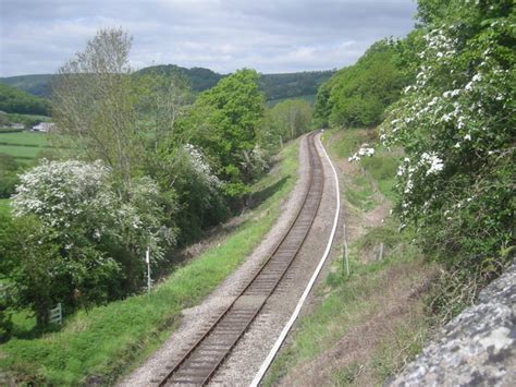 The Heart of Wales Line near Knucklas © Row17 cc-by-sa/2.0 :: Geograph Britain and Ireland
