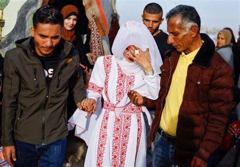 Gaza couple marry in tent city by barbed wire border fence | Y94