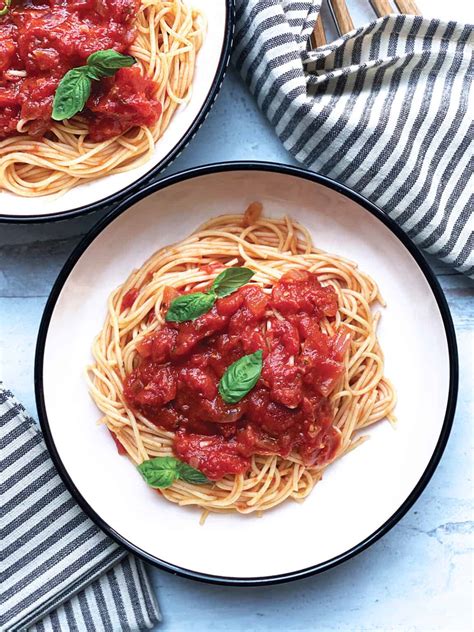 Greek Spaghetti Sauce With Tomatoes & Basil - The Greek Foodie