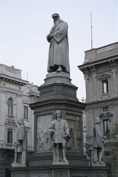 Estatua de Leonardo Da Vinci en Milán