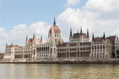 Budapest parliament building 12888323 Stock Photo at Vecteezy