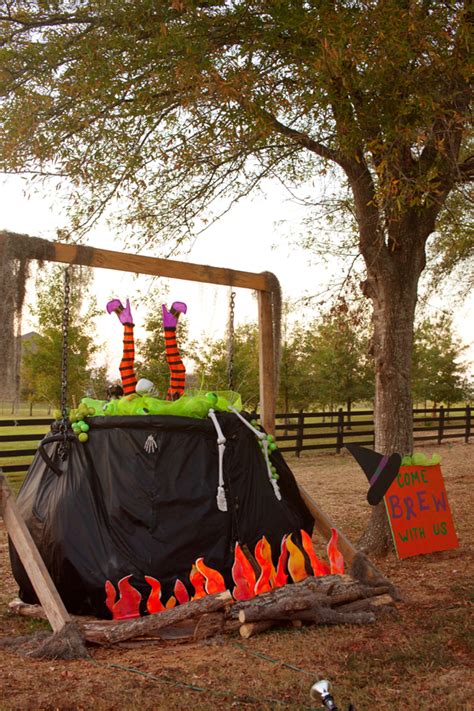 HALLOWEEN HAY BALE ART - The Keeper of the Cheerios