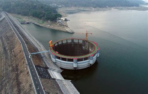 Waduk Jati Luhur Membendung Aliran Sungai