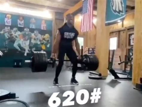 Eagles QB Jalen Hurts Deadlifts 620 Pounds With Ease!