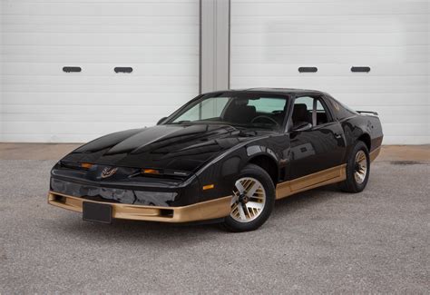 BURT REYNOLDS' 1984 PONTIAC FIREBIRD TRANS AM 'USFL TAMPA BAY