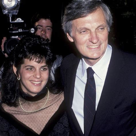 Elizabeth Alda: Facts About Alan Alda’s daughter - Dicy Trends