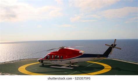 544 Helicopter landing on helideck Images, Stock Photos & Vectors ...