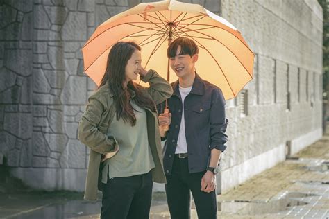 Song Ji Hyo And Park Shi Hoo Can’t Stop Having Fun Behind The Scenes In “Lovely Horribly” | Soompi