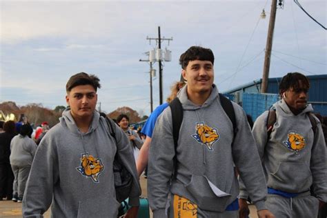 Chapel Hill students, community send off Bulldogs as they get ready for ...