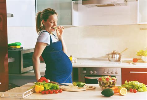 20 Things Pregnant Women Should Add to Their Diet