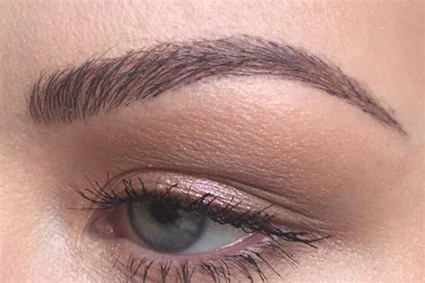 This woman’s filled in eyebrows look so good, the internet is convinced they’re microbladed ...