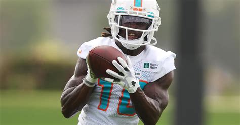 All about speed: Dolphins' Tyreek Hill makes fast impression - CBS Miami