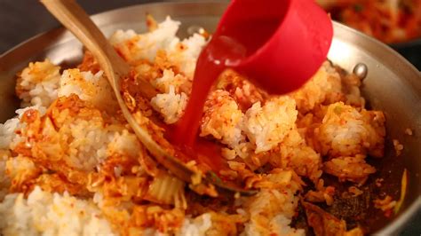 Kimchi fried rice (Kimchi-bokkeumbap) recipe - Maangchi.com