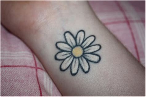 23 Daisy Flowers Wrist Tattoos