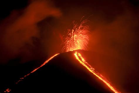 Volcán de Pacaya está "en un período muy alto" de actividad, advierte el Insivumeh