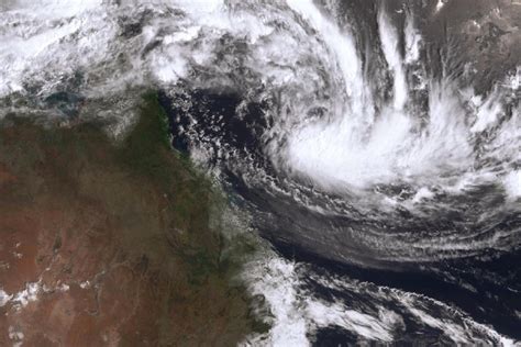 Cyclone set to form as coast braces for strong winds