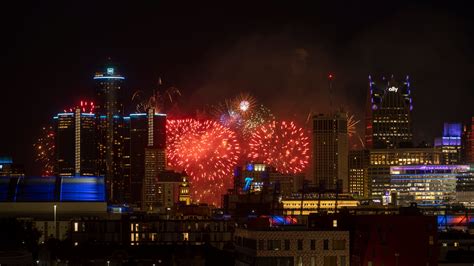 Detroit sky ablaze in fireworks, and from the ground, a chorus of 'oohs' and 'aahs'