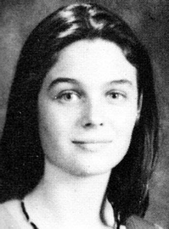 Who on earth is this young actress ? Let's get to the bare Bones of the puzzle. Emily Deschanel ...