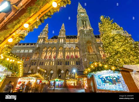 Rathaus and Christmas Market and tree at night in Rathausplatz, Vienna ...