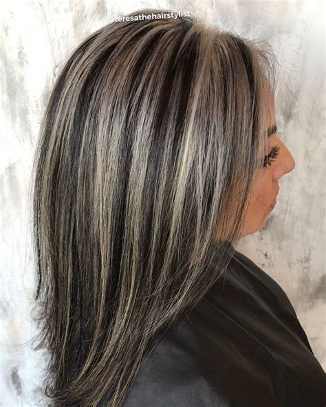 Silvery streaks.. #chunkyhighlights #schwarzkopfprofessional #joicoblondelife #redkenshadeseq ...