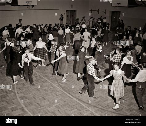 School gym 1950s hi-res stock photography and images - Alamy