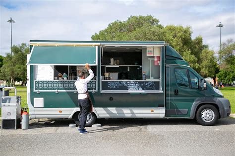 Männlicher Verkäufer, Der Food Truck Für Die Arbeit Vorbereitet · Kostenloses Stock Foto