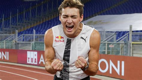 Mondo Duplantis breaks outdoor pole vault world record