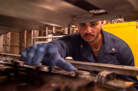 DVIDS - Images - USS Hopper (DDG 70) Maintenance [Image 4 of 4]