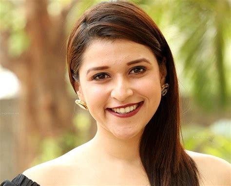 Mannara Chopra (Bigg Boss) Height, Age, Family, Biography & More » StarsUnfolded