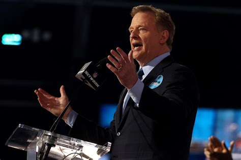 Roger Goodell embraces the boos at NFL Draft 2021