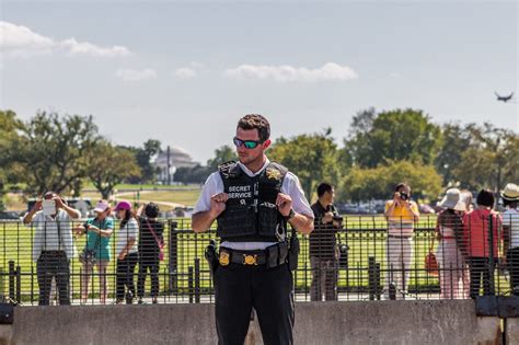 US Secret Service Uniformed Division officer outside of the White House ...