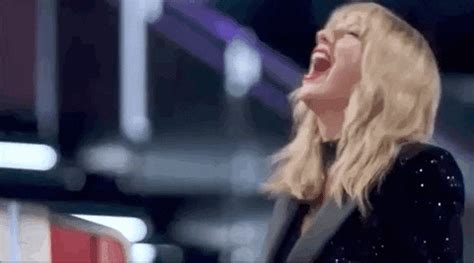 Taylor Swift Laughing GIFs - Find & Share on GIPHY