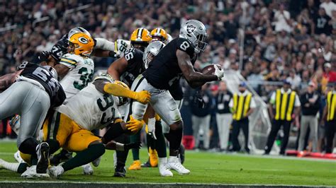 Highlights: Watch the best moments from the Raiders' 17-13 win over the Packers