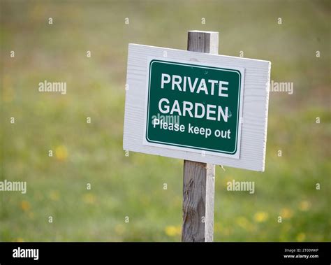 Private garden please keep out sign Stock Photo - Alamy