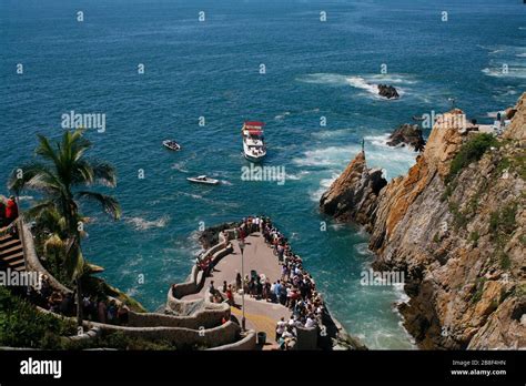 Watching cliff divers in Acapulco, Mexico Stock Photo - Alamy