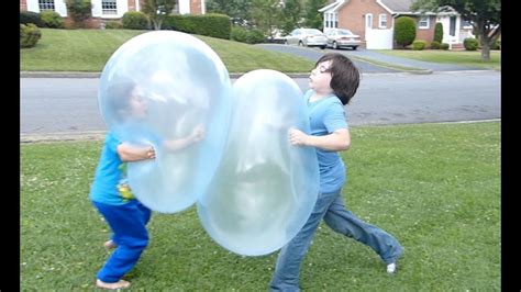 Playing and fighting with SUPER Wubble Bubble balls! - YouTube