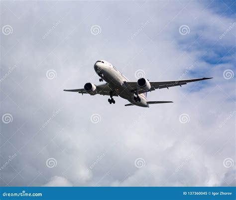 Boeing Dreamliner Approach and Landing Editorial Image - Image of ...