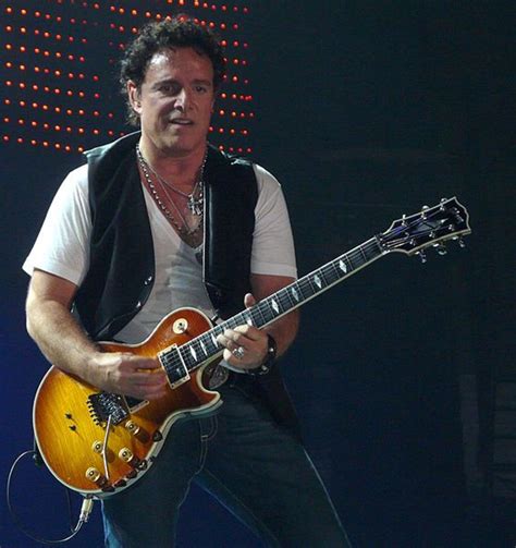 10 Famous Gibson Les Paul Players and Their Guitars - Spinditty