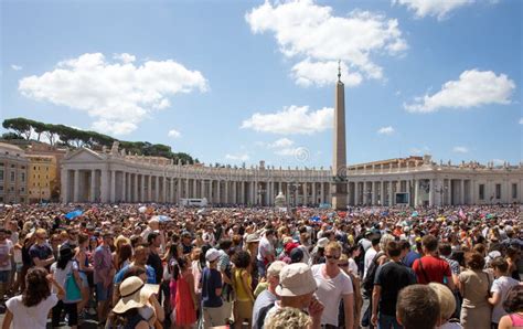 Large Crowd in Saint Peters Square at the Vatican Editorial Stock Photo ...