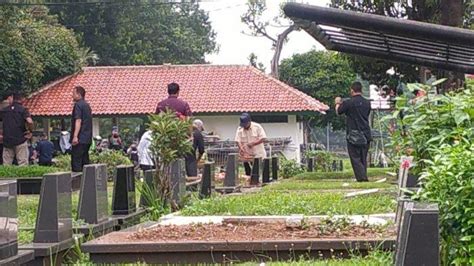 Prabowo Lanjutkan Ziarah ke Makam Ayahnya Soemitro Djojohadikoesoemo ...