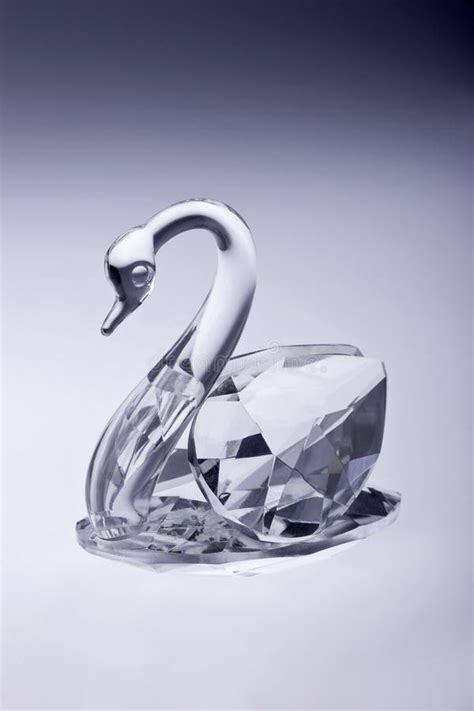 Cisne de cristal imagem de stock. Imagem de artwork, azul - 5615263