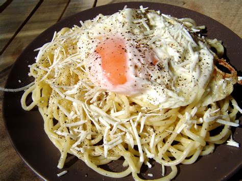 Spaghetti with fried eggs - Cooking In Plain Greek