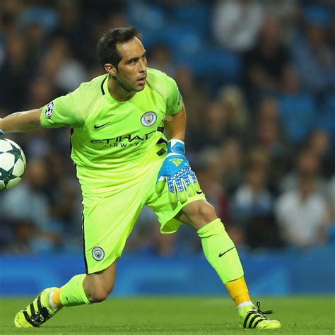 Claudio Bravo Injury: Manchester City Goalkeeper Injures Hip While on ...