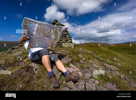 Persona leyendo un mapa fotografías e imágenes de alta resolución - Alamy