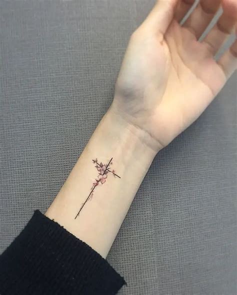 20+ Tatuaje de flores minimalista que te encantarán