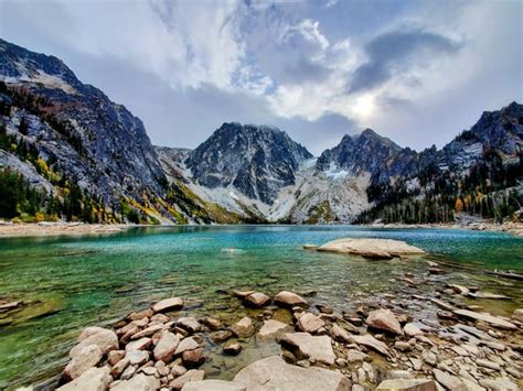 Colchuck Lake in Fall colors : r/Washington