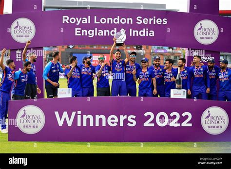 India cricket team trophy hi-res stock photography and images - Alamy