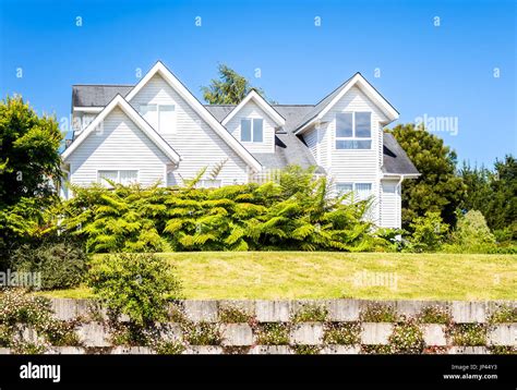 Middle class house exterior hi-res stock photography and images - Alamy